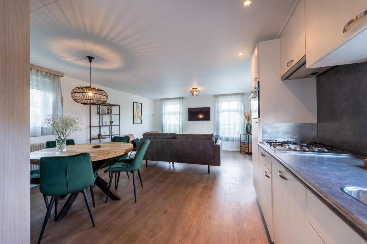 Luxe 5-Persoons Chalet Op Familiecamping Baarland Eksteriør billede